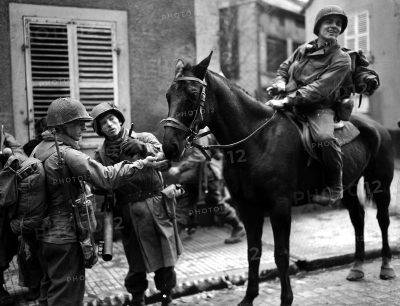 Dans la région de Schirmeck, en Alsace, un cheval devient un animal de compagnie d'une grande utilité pour les soldats américains.
(25 novembre 1944)