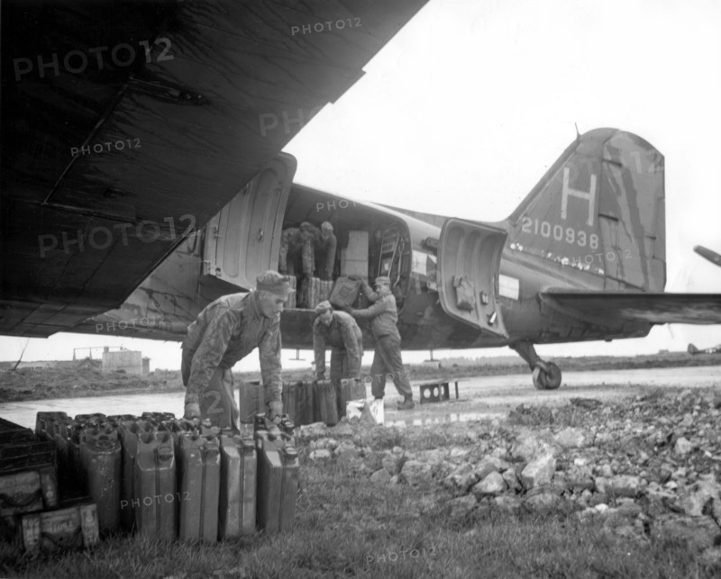 Jerricanes d'essence chargés à bord d'un C-47, à Orléans.
(30 mars 1945)