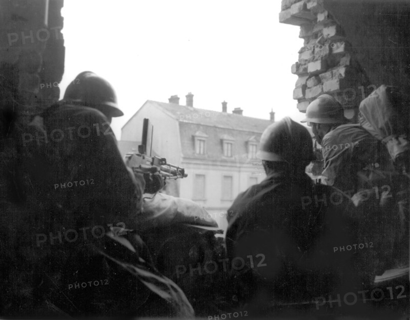 Soldats marocains en position à Mulhouse.
(22 novembre 1944)