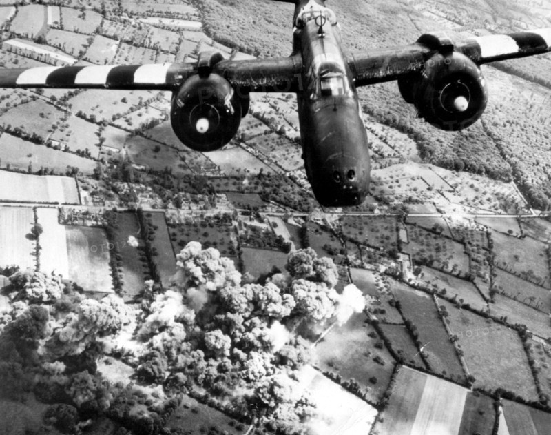 A-20 "Havoc" de la 9e U.S Air Force bombardant  les lignes de ravitaillement allemandes, en France.
(Juin 1944)