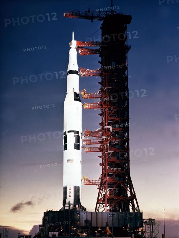 La première fusée Saturn V sur la rampe de lancement de Cap Canaveral, en Floride.
(26 août 1967)