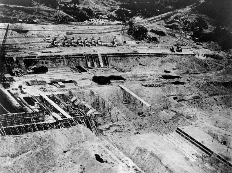 Base aérienne de drones (avions sans pilote), 
près de Cherbourg. (Juillet 1944)