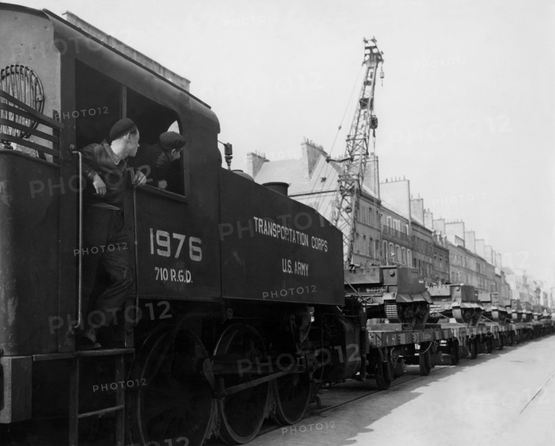 Du matériel américain destiné à l'armée française arrive à Cherbourg.
 (10 mars 1945)
