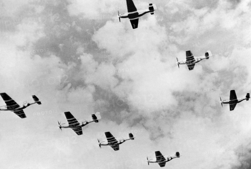 Des P-51 "Mustang" se dirigent vers les cibles allemandes.
 (Eté 1944)