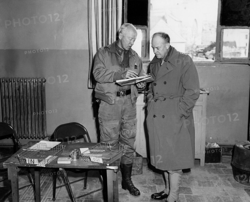 Le général Dwight D. Eisenhower et le Lt. Gen. George S. Patton en Tunisie.
(16 mars 1943)