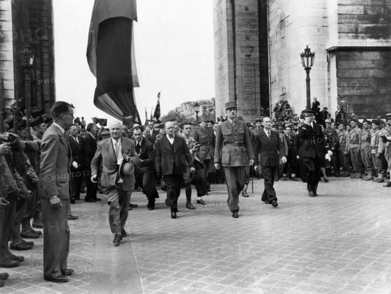 Le général de Gaulle acclamé à Paris (25 août 1944)