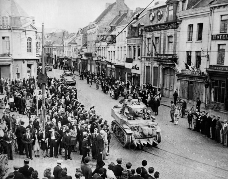 Chars américains à Saint Amand, en route vers la Belgique.
(2 septembre 1944)