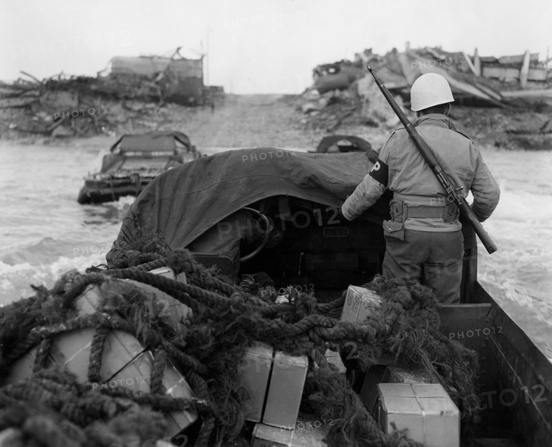 Un MP's américain  navigue à bord d'un "Duck" dans le port du Havre.
 (25 janvier 1945)