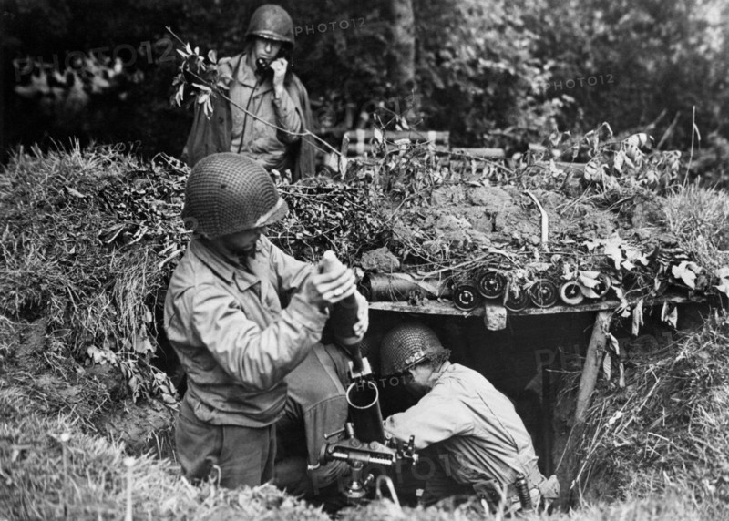 Un peloton de mortiers U.S. en action en Normandie. (Eté 1944)