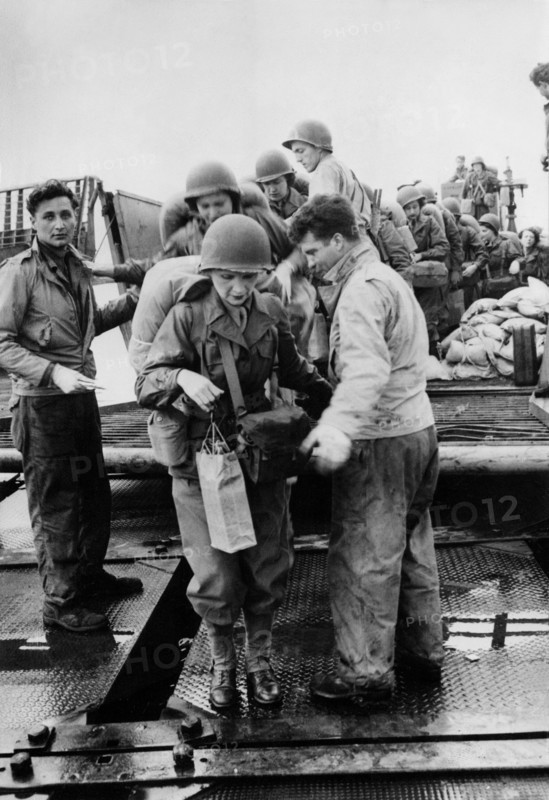 Première femme d'un corps d'armée féminin U.S. à toucher le sol français.
(Juillet 1944)