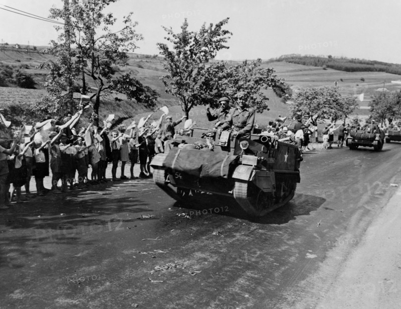 A Pilsen, les troupes téchcoslovaques sont accueillies pour leur retour au pays.
(18 mai 1945)