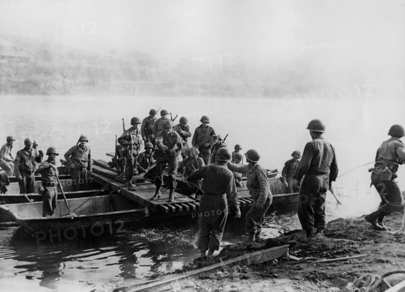 Des troupes américaines traversent la Seine près de Montereau. (Août 1944)