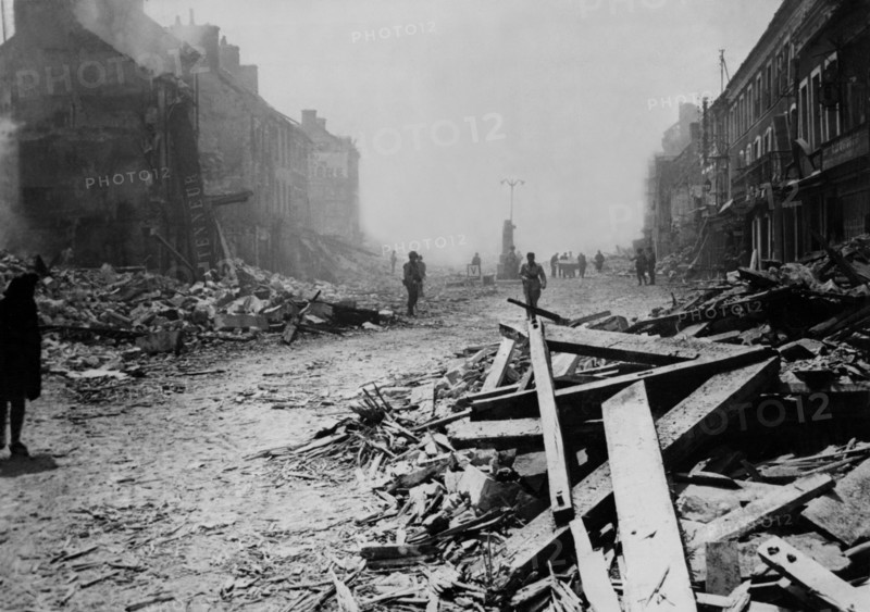 Troupes alliées à Isigny.
(10 juin 1944)