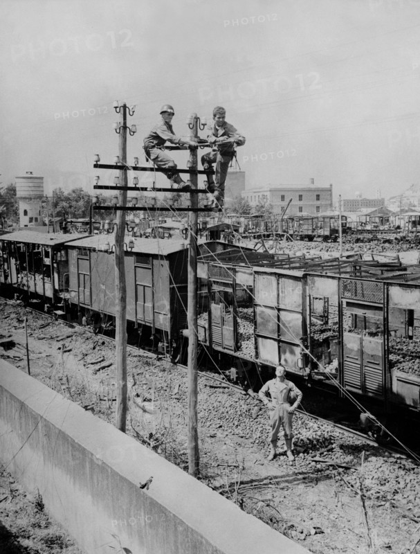 Le corps des transmissions de l'U.S. Army répare les lignes téléphoniques à Mazzara, en Sicile.
 (4 septembre 1943)