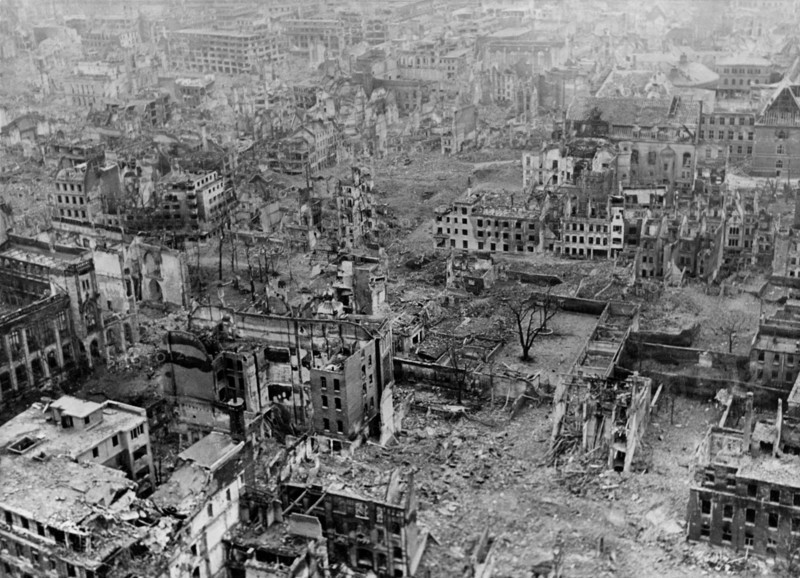 La ville de Cologne, en Allemagne, entièrement dévastée.
 (6 mars 1945)