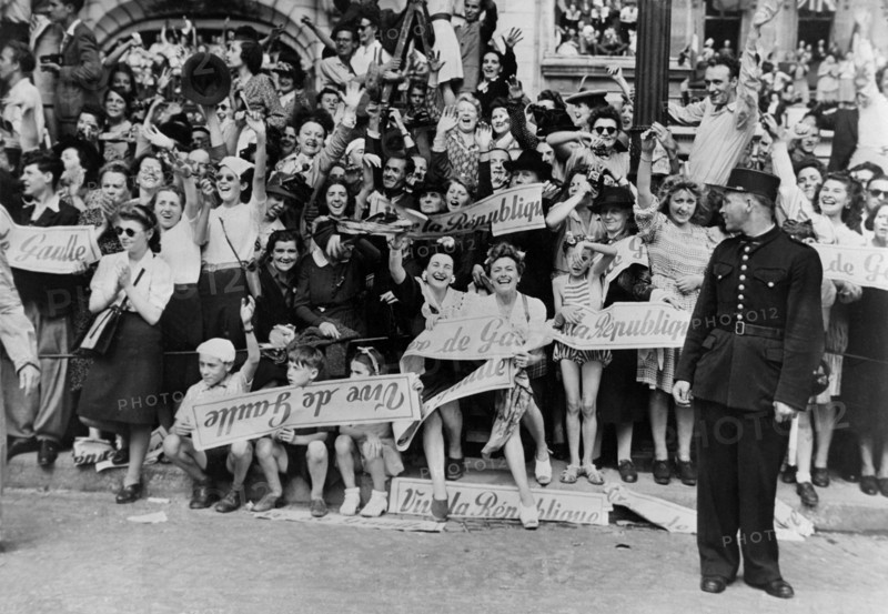 Parisians herald General de Gaulle  in Paris (France)  August 25, 1944