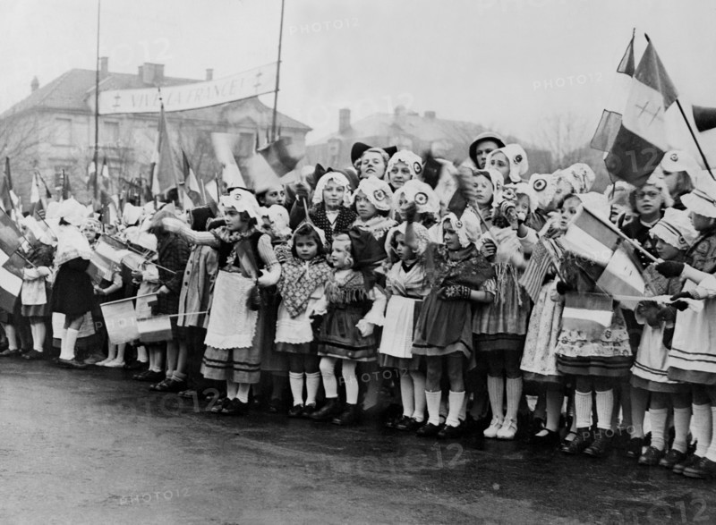 Les enfants de Thionville fêtent la libération. (Septembre 1944)