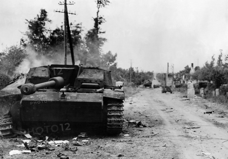 Des épaves de chars et de camions allemands sur le front de Normandie.
(Juin 1944)