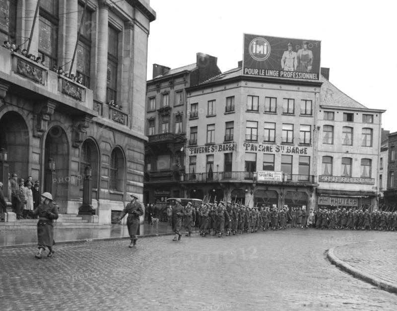 Parade devant l'hôtel de ville de Charleroi, 12 décembre 1944