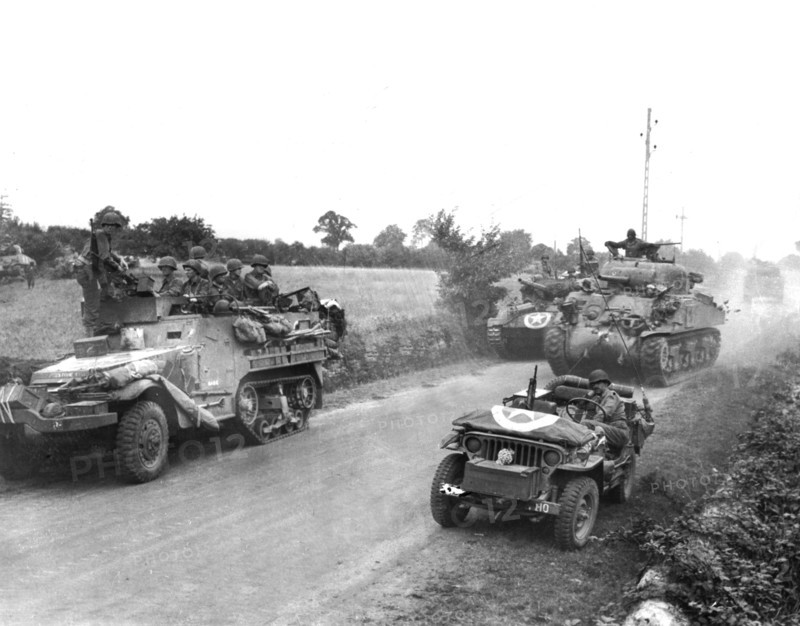 Véhicules blindés américains filant vers Concarneau en Bretagne, août 1944