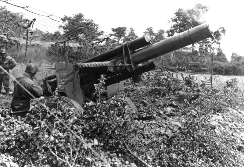 Obusier américain de 155 mm en action aux alentours de St-Lo en juillet 1944