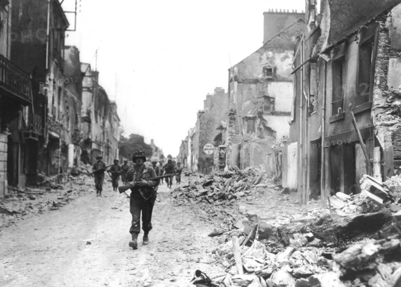 Troupes américaines entrant à St-Lo en Normandie, 18 juillet 1944