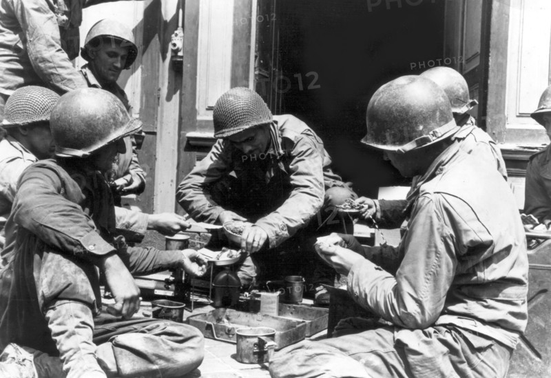 Repas de troupes américaines dans une rue de Cherbourg, 27 juillet 1944
