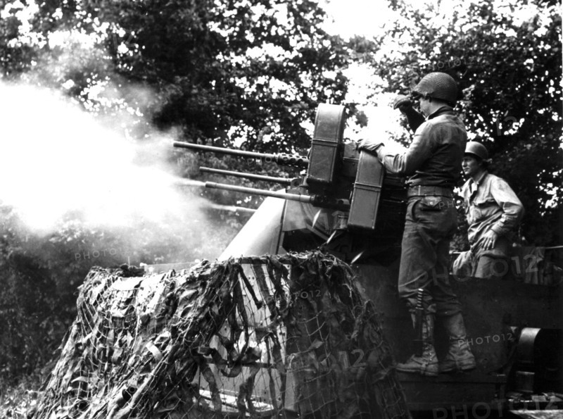 Les mitrailleuses anti-aériennes américaines appuyent la poussée de l'infanterie US en Normandie, été 1944