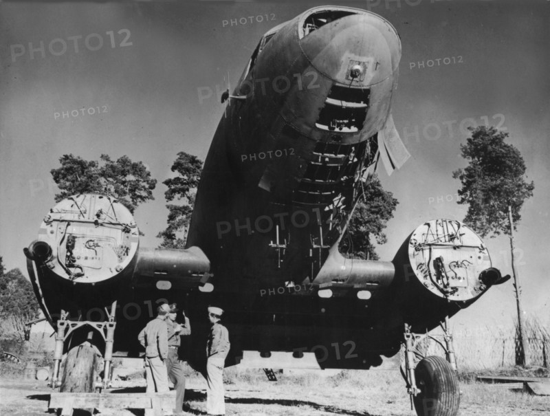 Démontage d'un avion cargo pour récupération en Chine, 1944