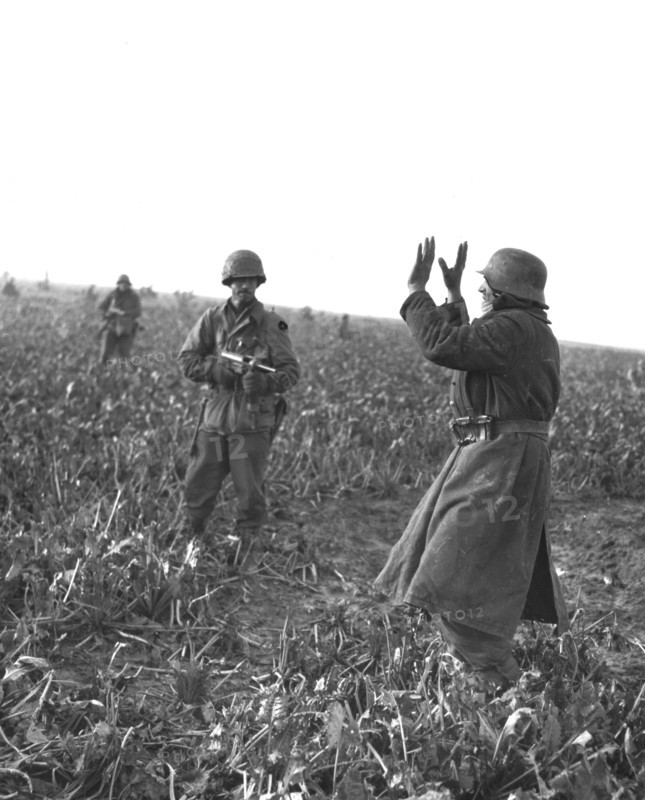 Un soldat allemand se rend près de Beeck, 29 novembre 1944