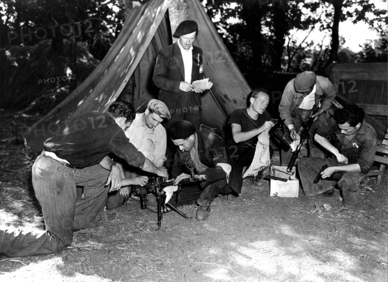 Les hommes du maquis avant une opération en Bretagne, été 1944