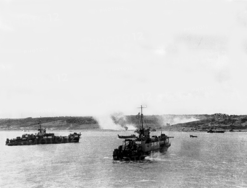 La flotte américaine du débarquement approche une plage de la côte normande, 6 juin 1944