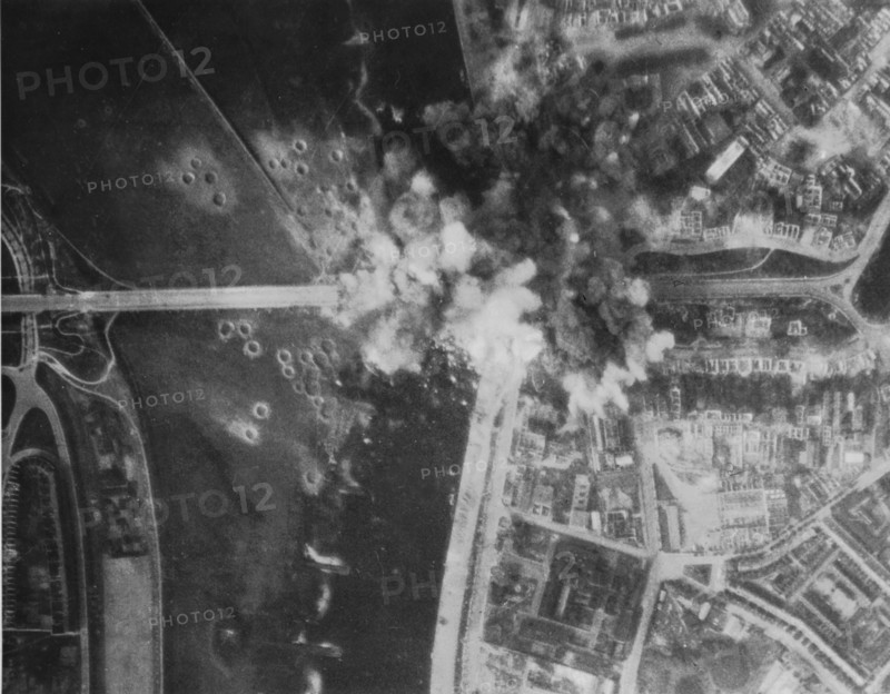 Pont d'Arnhem bombardé par les Marauders B-26, septembre 1944