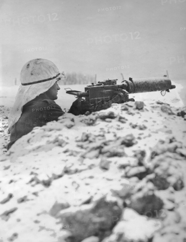 Un soldat américain tient la garde près de Pont, janvier 1945