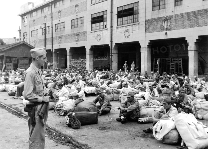 Un soldat américain garde des prisonniers japonais à Shanghai, 28 septembre 1945