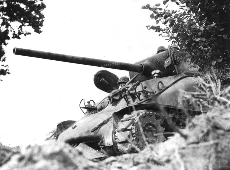 Un char américain Sherman M-4 prêt à l'action en France (Juillet 1944)