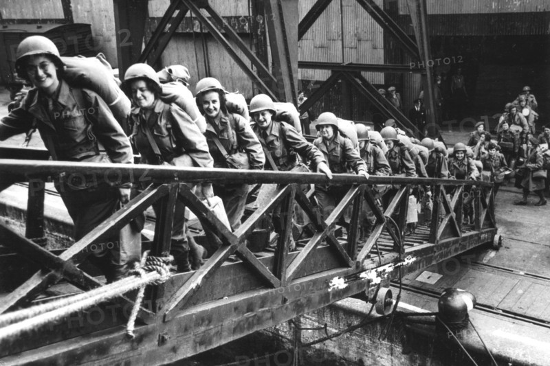 Les premières femmes du Corps d'armée féminin U.S. embarquent pour la France
(Juin 1944)