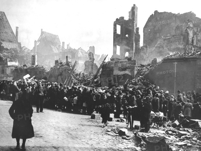 Les civils font la queue pour la nourriture à Nuremberg
(Fin avril 1945)