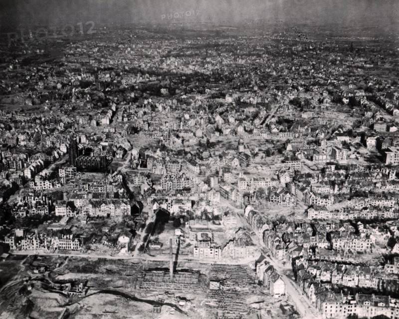 Vue aérienne d'Essen bombardée
(10 avril 1945)