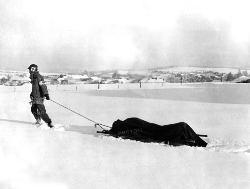 Soldats américains utilisant un nouveau traîneau-civière
(Janvier 1945)