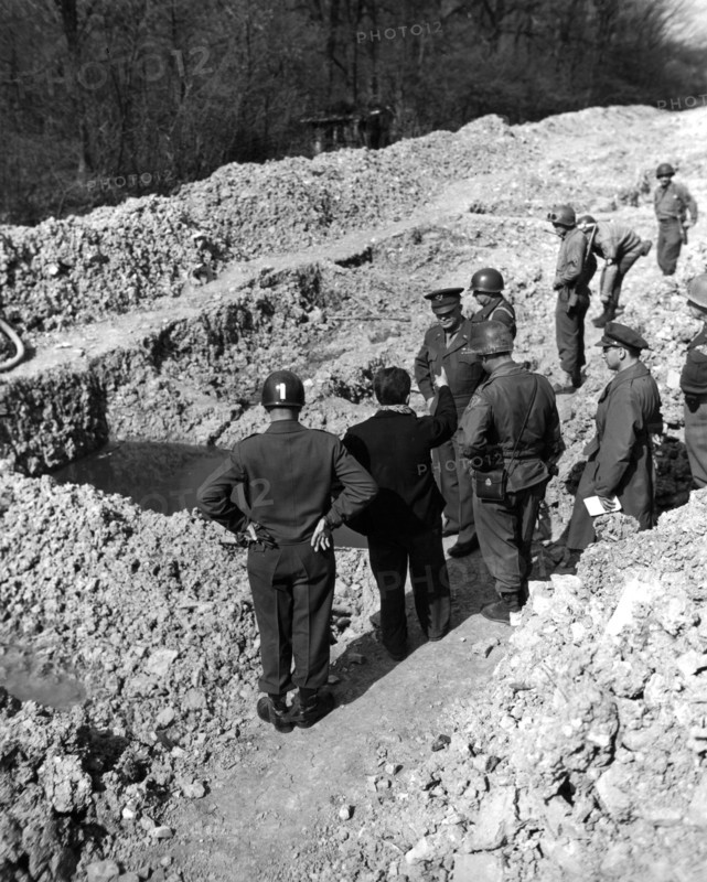 Le général Dwight D. Eisenhower au camp de concentration de Gotha
(12 avril 1945)