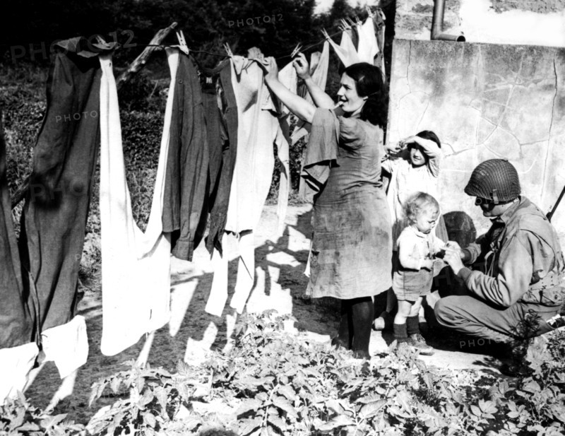 Une française lave les vêtements des soldats américains près de Saint Lô
(Juillet 1944)