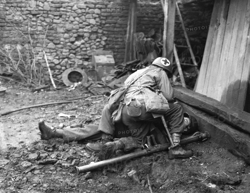 Médecin de la 1re armée U.S. soignant un blessé allemand en Allemagne
(10 décembre 1941)