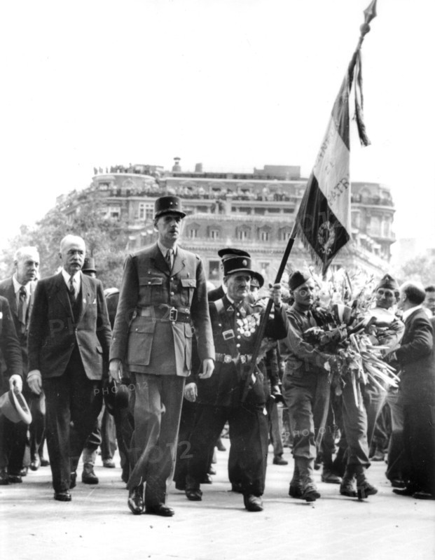 Le général de Gaulle rend hommage au soldat inconnu à Paris (25 août 1944)