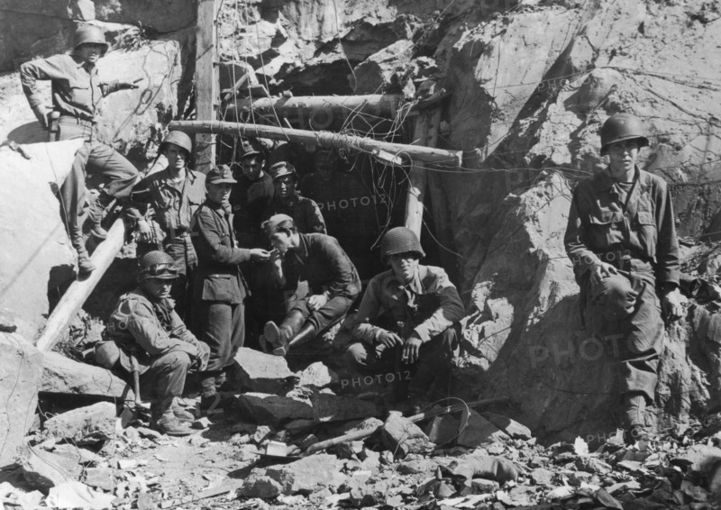 Soldats américains avec des prisonniers allemands à Saint-Malo (12 août 1944)