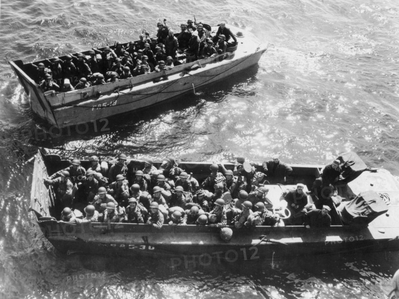 Péniches de débarquement prêtes à débarquer des soldats américains sur les plages de Normandie 
(6 juin 1944)
