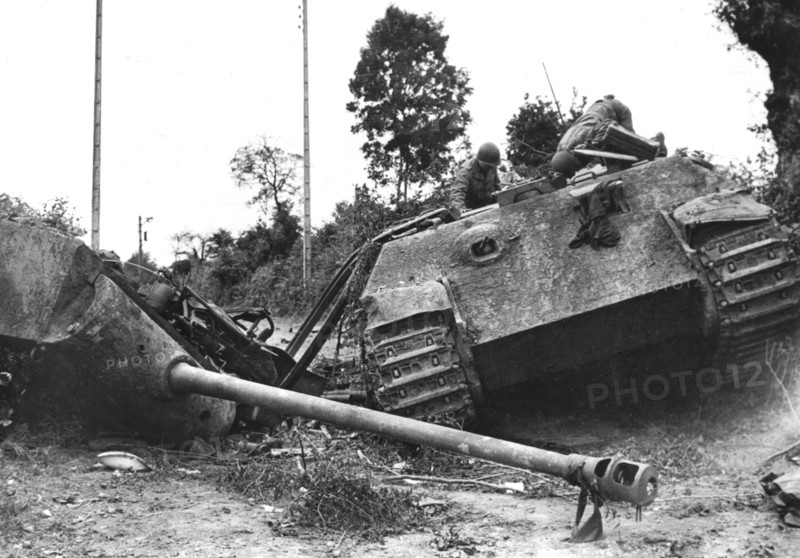 Char allemand "Tiger" détruit au cours de la progression vers Coutances. (Eté 1944)
