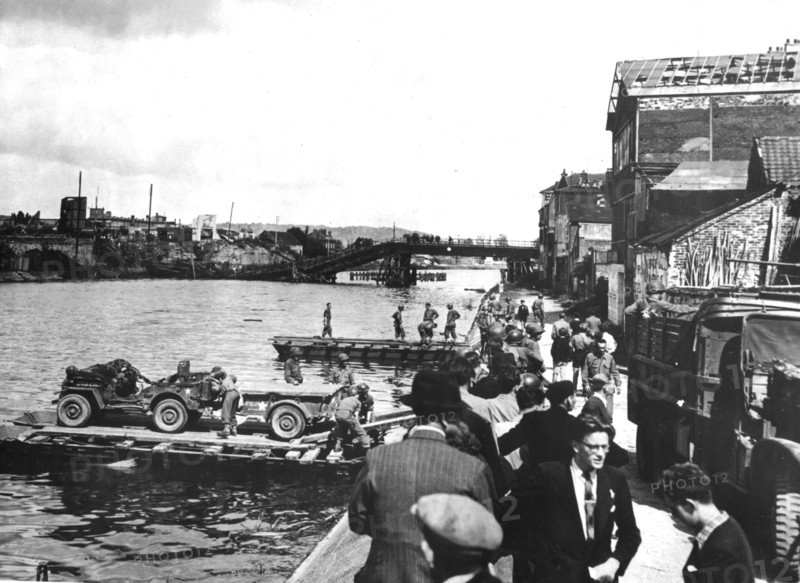 American jeeps floated over the Oise river (August 1944)