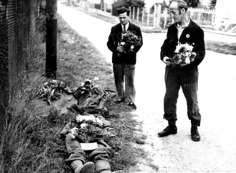 Français rendant hommage à des soldats amércains décédés, à Troyes. (Août 1944)