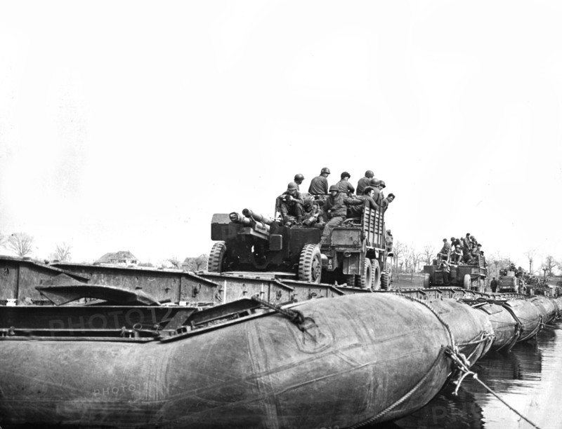 Soldats du génie américain traversant le Rhin. (23 mars 1945)